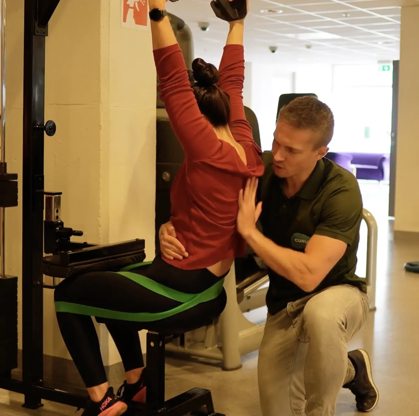 Helse - prestasjon - trening - øvelser med terapeut of pasient på maskin